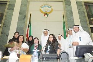 الرئيسجاسم الخرافي ورئيس لجنة ذوي الاعاقة علي الدقباسي مع مجموعة من ذوي الاحتياجات الخاصة على المنصة متين غوزال