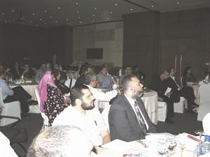 الاطباء يستمعون لاحد المحاضرين