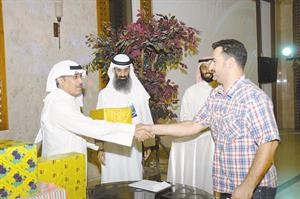 جائزة من الانباء والمعالي لاحد المشاركين﻿