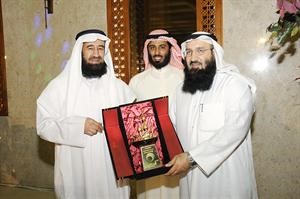 درع تكريمية للدكتور بسام الشطي﻿