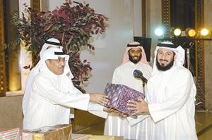 هدية من المعالي والانباء لاحد الحضور﻿