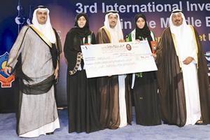 الاماراتيتان رشدية علي وفاطمة الكعبي تتسلمان شيكا بالجائزة