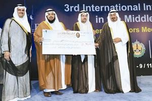 صاحب السمو الملكي الامير نايف بن ممدوح متسلما الجائزةمحمد ماهر