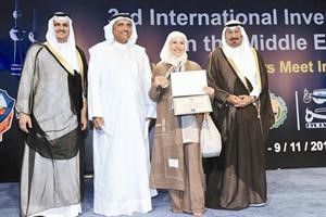 الشيخ د محمد الصباح ود جاسم بشارة واياد الخرافي يسلمون د مينا معرفي جائزتها