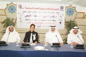 دجمال الدعيج متوسطا دحمود المضف وديعقوب الرفاعي خلال الاجتماع
