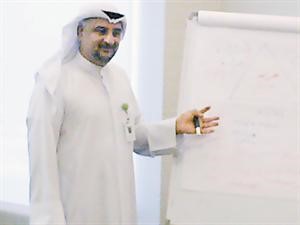 ممحمد عباس محاضرا في الدورة التنشيطية