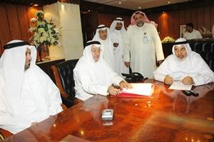 دمحمد البصيري خلال توقيع العقد مع ممثل الشركة﻿﻿كرم ذياب﻿