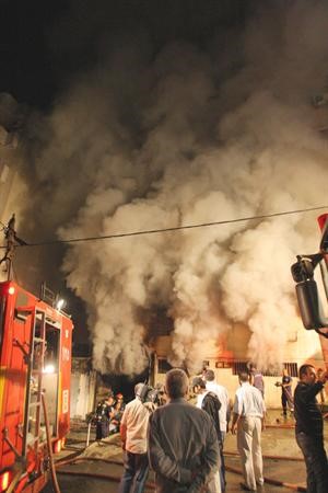 سحب الدخان المنبعثة من حريق عين الرمانة قبل اخماده محمود الطويل