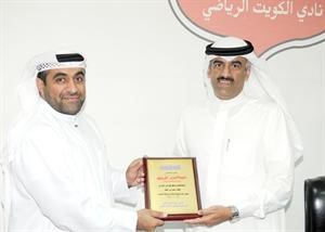 عبدالعزيز المرزوق يتسلم درعا تذكارية من عبدالله عاشور﻿