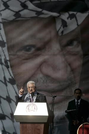 الرئيس الفلسطيني محمود عباس متحدثا في الذكرى السادسة لوفاة عرفات افپ﻿