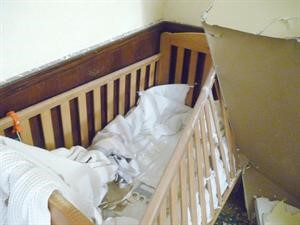 صورة مقربة توضح كيف حالت 
﻿﻿حافة سرير الطفلدون سقوط الجدار عليه﻿