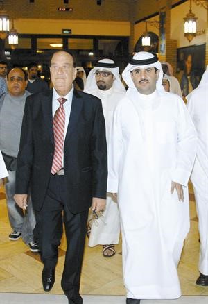 الشيخ دعيج الخليفة مع الفنان حسن حسني لدى وصولهما المؤتمر
﻿