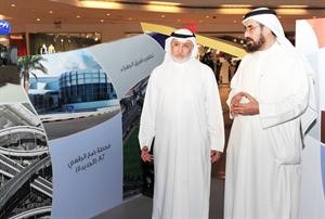 الكليب يستمع لشرح من الخزي خلال الجولة
