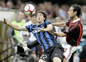 صراع على الكرة بين مهاجم انتر ميلان دييغو ميليتو ومدافع ميلان اليساندرون نيستا في مباراة سابقة﻿