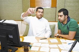 المذيع احمد الموسوي مع المشرف العام علي حيدر في البرنامجفريال حماد