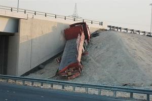 الشاحنة عانقت جسر الاحمدي امس	محمد ماهر﻿