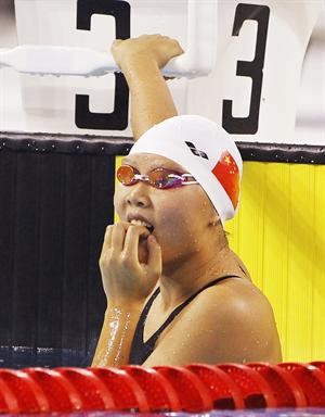 الصينية جاو جينغ في لحظة ترقب لاعلان حصولها على ذهبية سباق 200م				اپ