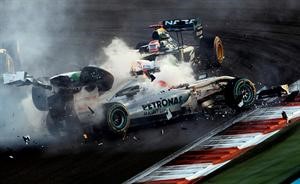 سائق مرسيدس الالماني مايكل شوماخر بعد خروجه من السباق اثر اصطدام سيارته
﻿