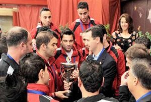 الرئيس بشار الاسد يحمل الكاس مع لاعبي الاتحاد﻿