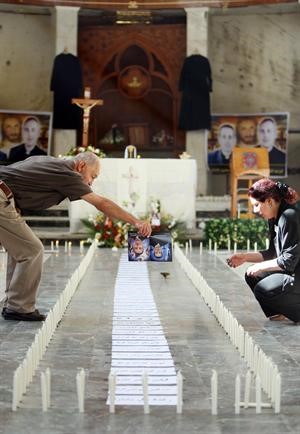 عراقيون مسيحيون يضيئون الشموع في كنيسة سيدة النجاة بعد اسبوعين من الاعتداء عليها	افپ﻿