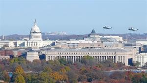 طائرة الرئيس الاميركي باراك اوباما تحلق فوق الكونغرس في طريق عودتها للولايات المتحدة بعد جولة رئاسية خارجية	 افپ
﻿