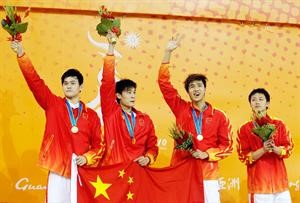 رباعي المنتخب الصيني مان يانغ ولي يون كي وجيانغ هايكي وزهانغ لين يحتفلون بذهبية سباق التتابع﻿