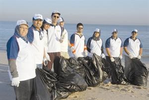 جانب من اعضاء حملة الوطني لتنظيف الشواطئ 
﻿