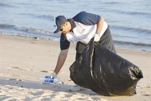 «الوطني» ينظم حملة لتنظيف شواطئ الكويت