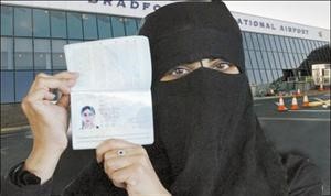احدى المنتقبات تظهر جواز سفرها﻿