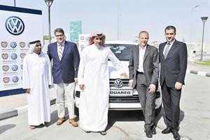 ممثلو فولكس واجن مع مسؤولي اتحاد الكرة الاماراتي عقب توقيع الاتفاقية