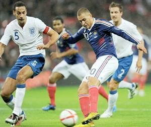 مهاجم فرنسا كريم بنزيمة تالق امام انجلترا وسجل هدف الديوك الاول	افپ
﻿