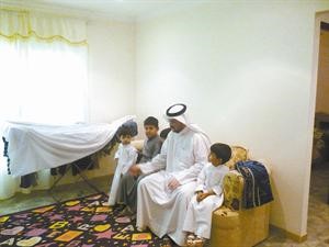 محمد العازمي وابناؤه في الشقة البديلة﻿