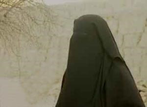 مقيمة في البحرين تدعي اغتصابها لمنع زوجها من السفر ..وحبس أسترالية 6 أشهر لاتهامها شرطياً بنزع حجابها