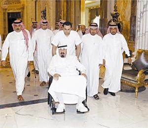 خادم الحرمين الشريفين الملك عبدالله بن عبدالعزيز لدى خروجه من مستشفى الملك فيصل التخصصي في الرياض امس 			واس﻿