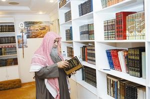 الشيخ حمد الامير في مكتبته﻿