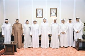 دبدر الشريعان متوسطا عددا من المهنئين
