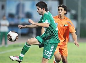 لاعب كاظمة الناشئ طلال الفاضل قدم اداء مميزا الى جانب لاعب العربي عبدالعزيز السليمي هاني الشمري