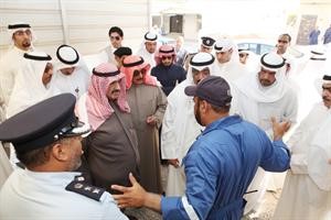 سمو رئيس الوزراء والشيخ جابر المبارك والشيخ احمد الفهد والشيخ احمد العبدالله يستمعون الى شرح من احد الفنيين
