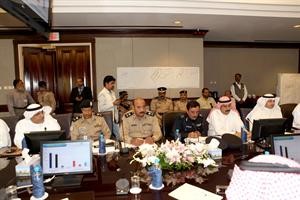 دبدر الشريعان والفريق غازي العمر واللواء جاسم المنصوري واللواء دمصطفى الزعابي واللواء طارق حمادة والكابتن علي حيدر خلال الاجتماع
