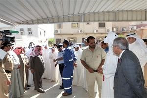 سمو الشيخ ناصر المحمد يتفقد بيوت الاحمدي التي اصابها الضرر