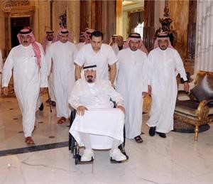 خادم الحرمين الشريفين الملك عبدالله بن عبدالعزيز لدى خروجه من المستشفى الجمعة الماضية		ارشيف﻿