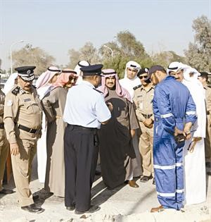 سمو رئيس الوزراء الشيخ ناصر المحمد متفقدا المنطقة المنكوبة امس ﻿
