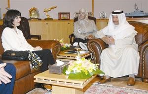 الشيخ جابر المبارك مستقبلا السفيرة ندى يافي
