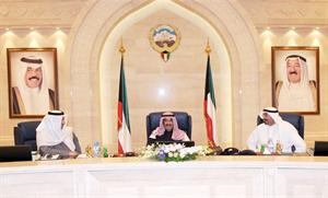 سمو رئيس الوزراء الشيخ ناصر المحمد والشيخ جابر المبارك والشيخ دمحمد الصباح خلال الاجتماع 