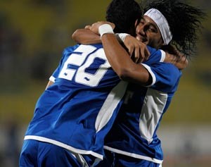 يوسف ناصر يتلقى التهنئة من زميله فهد العنزي صانع هدف فوز الكويت على قطر امس