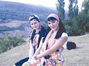 مسلمتان روسيتان في نزهة على ضفاف النهر