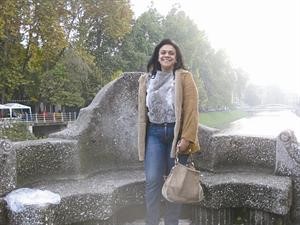 الزميلة الحوطي في مكان اغتيال ولي عهد النمسا الاسبق فرانز فرديناند والذي كان بمنزلة الشرارة لانطلاق الحرب العالمية الاولى وفي الاطار القاتل غافلريلو برينسي