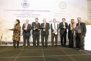 الرئيس البوسني دحارث سيلاجيتش وعبدالعزيز البابطين وعبدالعزيز السريع مع عدد من المكرمين خلال افتتاح الدورة 12 لمؤسسة عبدالعزيز البابطين للابداع الشعري
