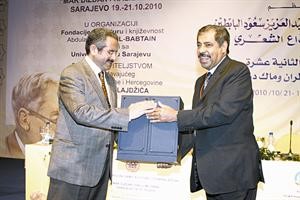 الشيخ مبارك الدعيج مكرما عبدالعزيز البابطين لجهوده في خدمة امته