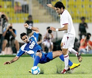 حسين فاضل في كرة مشتركةمع لاعب قطر الازرقكوم